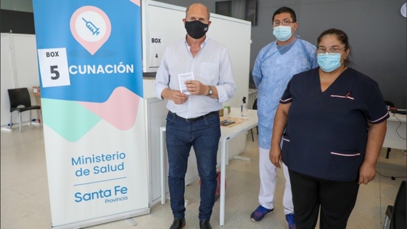 El gobernador recibió la primera dosis de Sputnik V.