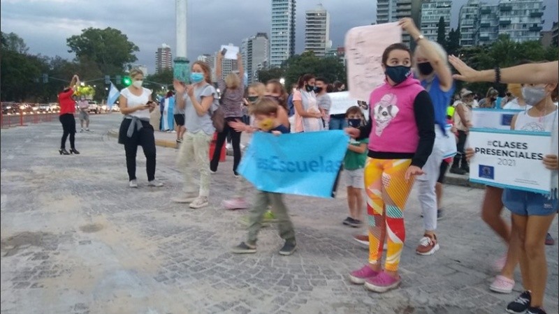 La movilización en el Monumento a la Bandera.