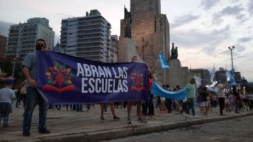 La movilización en el Monumento a la Bandera.