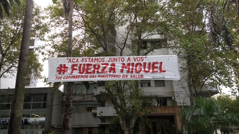 Uno de los pasacalles frente al sanatorio donde está internado Lifschitz