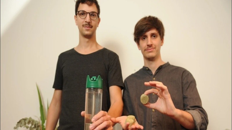 Se trata de una botella de 410 mililitros, con un filtro especial para mate donde se coloca la cápsula de yerba prensada y un sorbete en forma de pico.