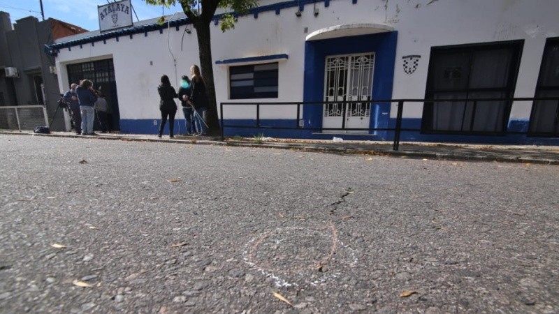 Los rastros del atentado levantados por la Policía.