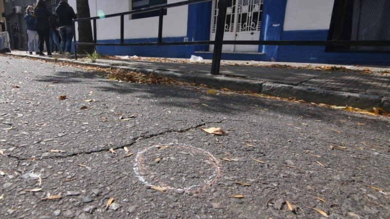 Los rastros del atentado levantados por la Policía.