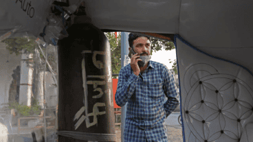 El hombre de 34 años transporta a enfermos con coronavirus en su triciclo motorizado equipado con un tubo de oxígeno.