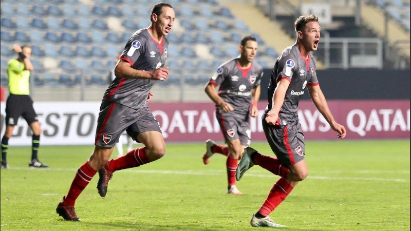 Alexis grita el gol de la victoria perseguido por Lema y su primo Maxi.