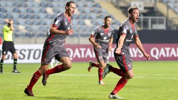 Alexis grita el gol de la victoria perseguido por Lema y su primo Maxi.