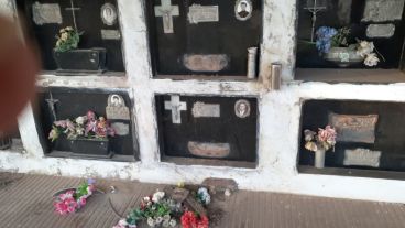 Robos y destrozos en el cementerio de Bouquet