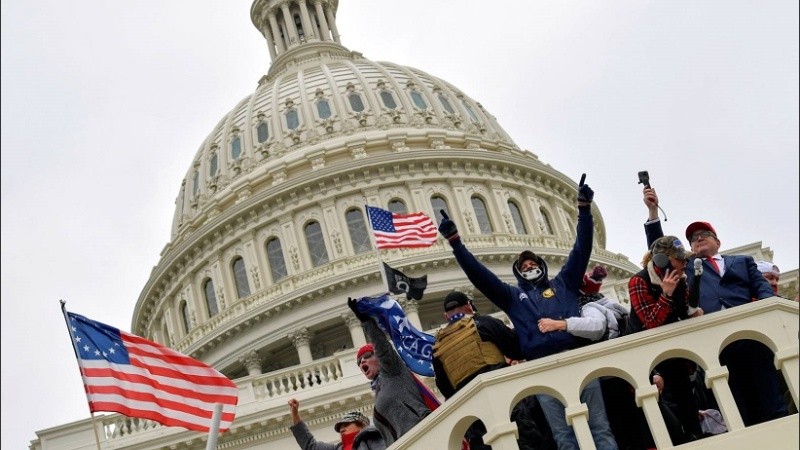 Grupos extremistas y seguidores de Donald Trump invadieron el edificio del Congreso norteamericano el seis de enero.