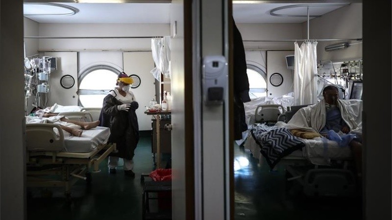 Personal médico realiza controles a sus pacientes en una Unidad de Cuidados Intensivos en un hospital de Buenos Aires.