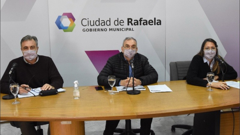 El intendente de Rafaela Luis Castellano; el senador Alcides Calvo; y la coordinadora del Área Metropolitana, Jorgelina Bassano.