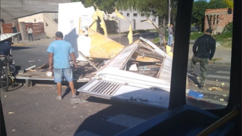 El contenedor quedó destrozado y esparcido en la calle.