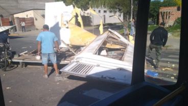 El contenedor quedó destrozado y esparcido en la calle.