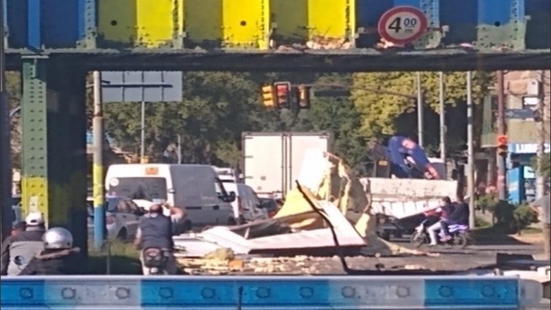 El contenedor quedó destrozado y esparcido en la calle.