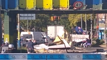 El contenedor quedó destrozado y esparcido en la calle.