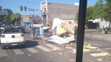 El contenedor quedó destrozado y esparcido en la calle.