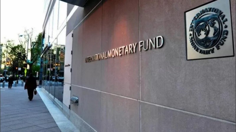 De prosperar esta propuesta, el FMI postergaría a Argentina los dos pagos de capital de este año, por cerca de u$s 1.900 millones cada uno y pagos de intereses de u$s 300 millones,.