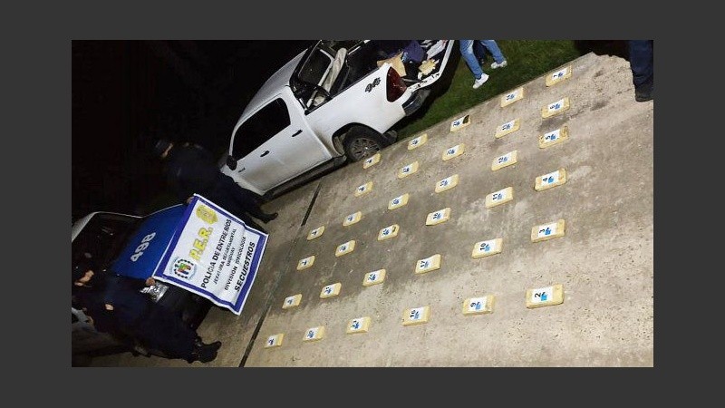 Se incautaron unos 40 ladrillos con un peso total aproximado a los 43 kilogramos.