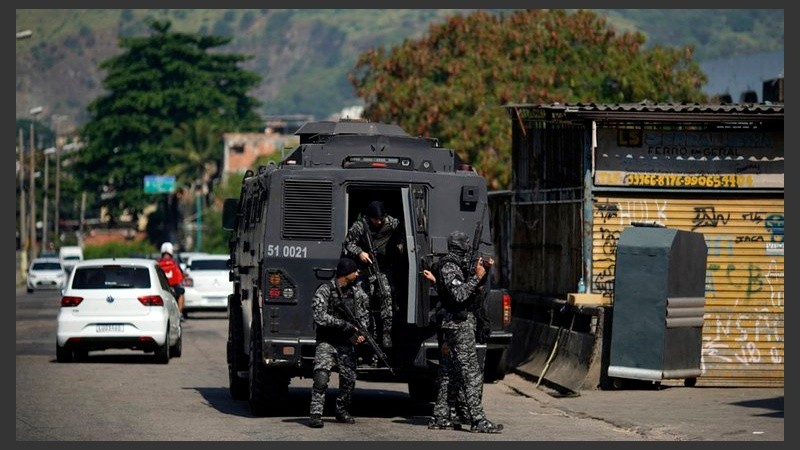 La policía saturó la favela de agentes y se enfrentaron con los narcotraficantes. 