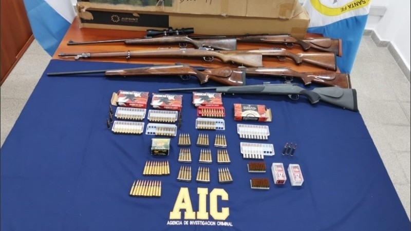 La banda se dedicaba a la venta ilegal de armas de fuego y municiones.