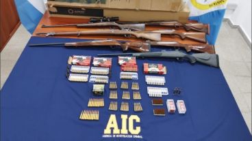 La banda se dedicaba a la venta ilegal de armas de fuego y municiones.