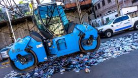 Video: la Municipalidad destruyó con una aplanadora lentes truchos, CD