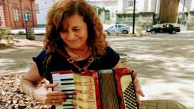 Viviana toca su acordeón en el casco histórico de Rosario.