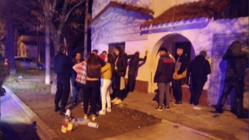 Según la ordenanza aprobada, serán sancionados tanto los propietarios, poseedores y/o tenedores del inmueble en el que se realice, así como las personas responsables de la organización. 