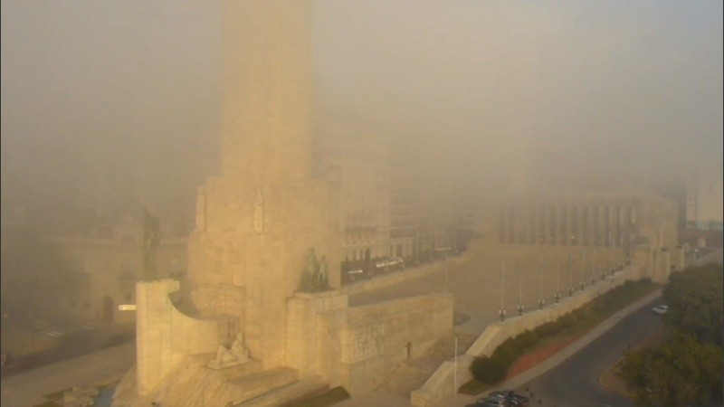 El Monumento cubierto de niebla este viernes temprano. 