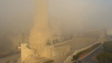 El Monumento cubierto de niebla este viernes temprano.
