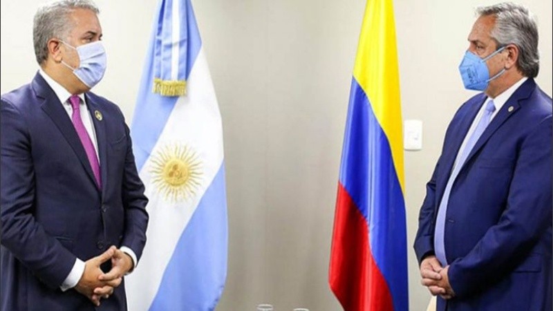 El presidente colombiano Iván Duque junto a su par argentino, Alberto Fernández.