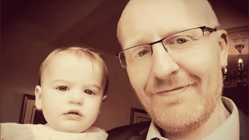 El padre de Stormy junto a su hijo, cuando acababa de nacer.