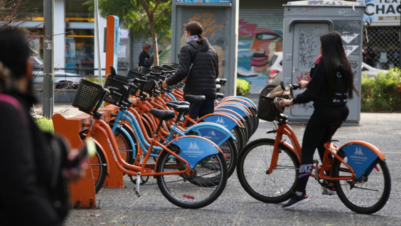 La revolución de las dos ruedas: se quintuplicó el uso de las bicis públicas, que ahora se expandirán hacia el sur