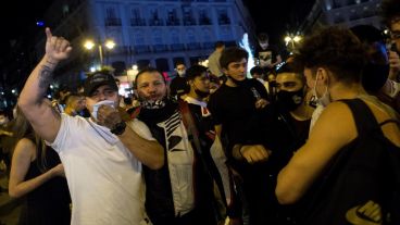 Los festejos en la  la Puerta del Sol de Madrid tras el fin del estado de alarma.