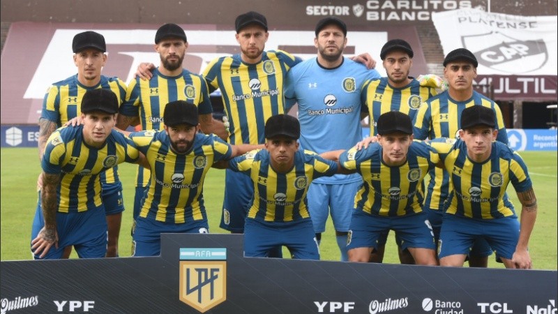 Los jugadores usaron boina en el ingreso para recordar al fallecido Carlos Timoteo Griguol.