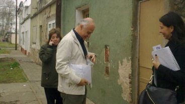 Lifschitz recorriendo las calles de los barrios de Rosario