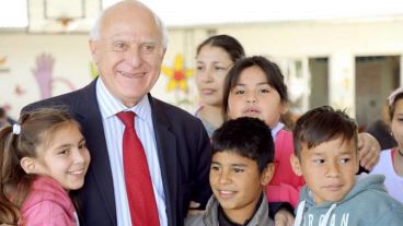 Lifschitz con los chicos en las escuelas