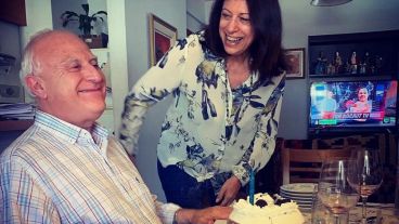 Lifschitz y su compañera Clara García en un festejo casero