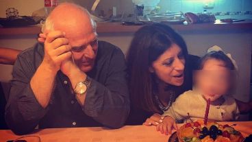 Lifschitz y su compañera Clara García en un festejo casero