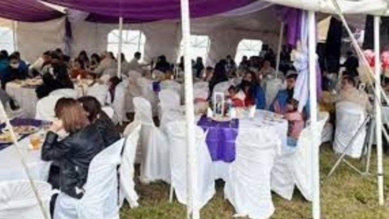 Las imágenes se compartieron en las redes sociales y piden la renuncia del concejal.