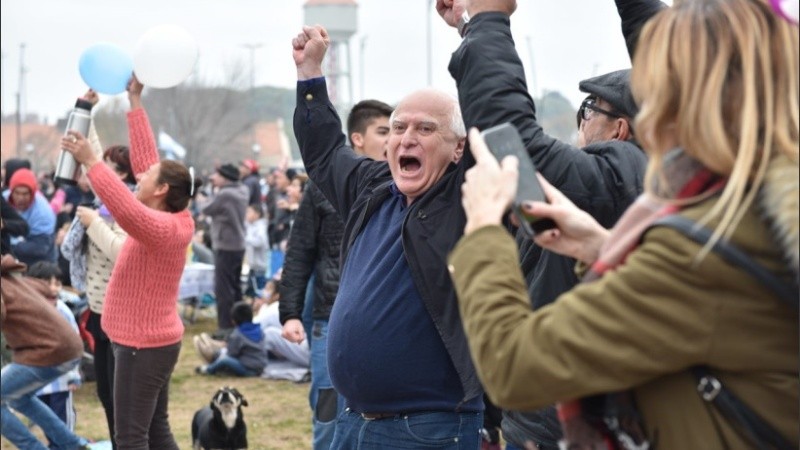 Miguel Lifschitz en un gesto de euforia poco común en él