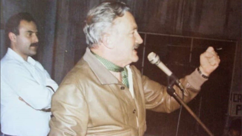 Un joven Lifschitz, con cabello y bigote, escucha a Guillermo Estévez Boero, pionero del socialismo santafesino