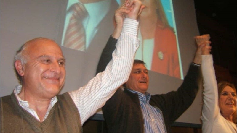 Lifschitz levantando los brazos en un acto socialista junto a Hermes Binner