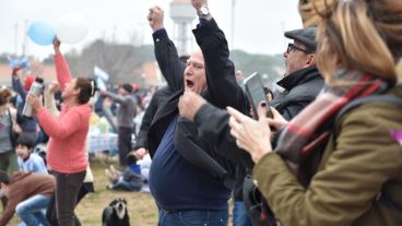 Miguel Lifschitz en un gesto de euforia poco común en él