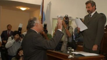 Rossi toma juramento a Lifschitz como nuevo intendente rosarino en 2003.