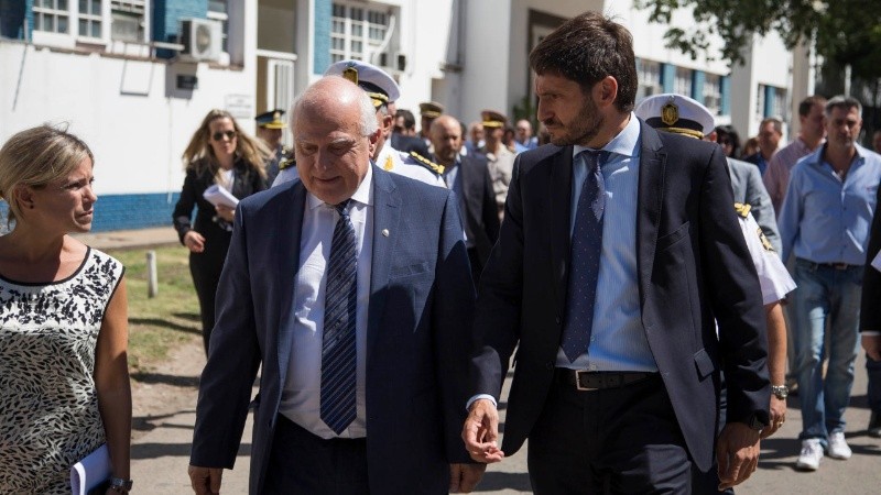 Otros tiempos: Lifschitz junto a quien fue su ministro de Seguridad. 