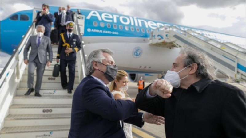 El primer mandatario al arribar al Aeropuerto de Barajas, Madrid. 
