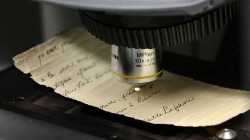Un grupo de científicos de la Universidad de Quebec analiza el manuscrito.   