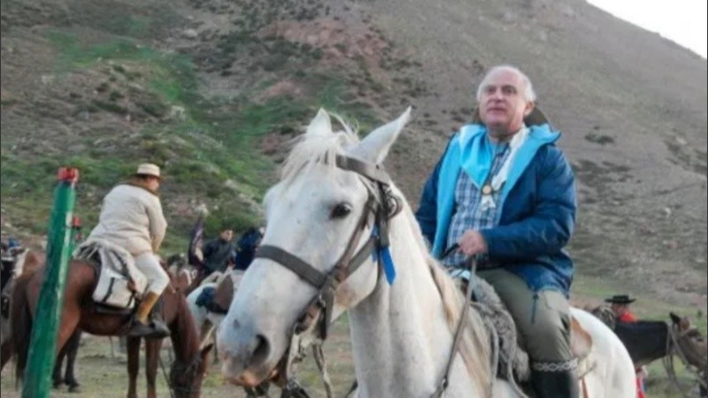 Lifschitz a caballo, en el cruce de los Andes en 2017