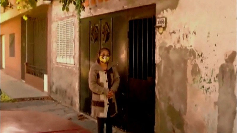 La mujer contó en televisión que delincuentes le exigen dinero a cambio de dejarla vivir en su casa. 