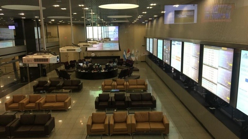 Por el coronavirus, el recinto de la Bolsa de Rosario está vacío, pero los precios vuelan.